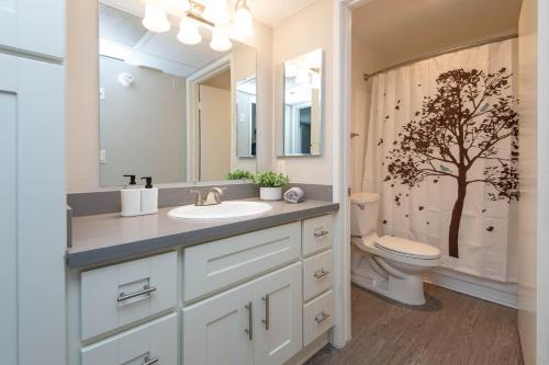 Stylish 2BR Apt with Rooftop Pool & Hollywood Views photo 24