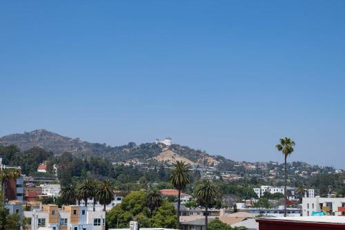 Stylish 2BR Apt with Rooftop Pool & Hollywood Views photo 25