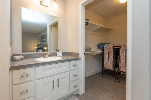 Stylish 2BR Apt with Rooftop Pool & Hollywood Views photo 27