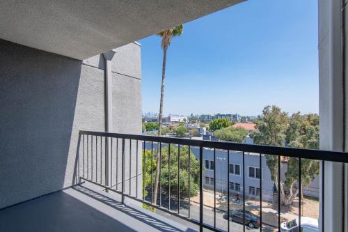 Stylish 2BR Apt with Rooftop Pool & Hollywood Views photo 8
