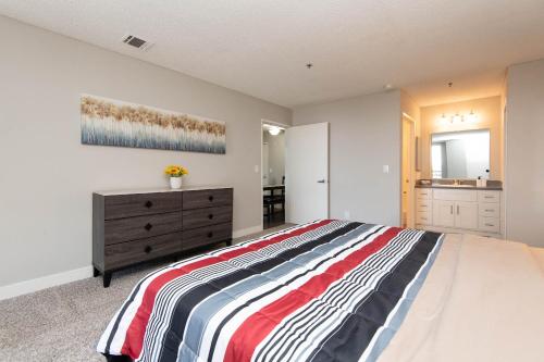 Stylish 2BR Apt with Rooftop Pool & Hollywood Views photo 28