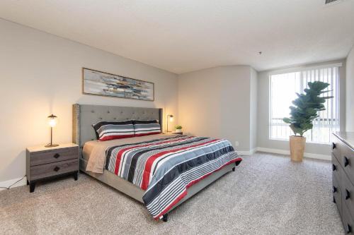 Stylish 2BR Apt with Rooftop Pool & Hollywood Views photo 29