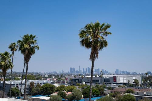 Stylish 2BR Apt with Rooftop Pool & Hollywood Views photo 30