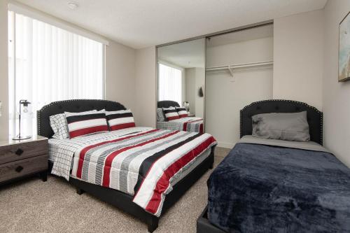 Stylish 2BR Apt with Rooftop Pool & Hollywood Views photo 9
