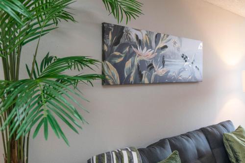 Stylish 2BR Apt with Rooftop Pool & Hollywood Views photo 31