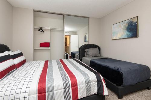 Stylish 2BR Apt with Rooftop Pool & Hollywood Views photo 32