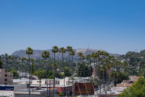 Stylish 2BR Apt with Rooftop Pool & Hollywood Views photo 33