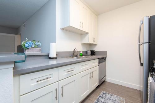 Stylish 2BR Apt with Rooftop Pool & Hollywood Views photo 35