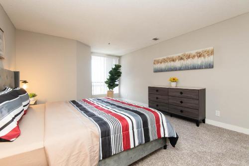 Stylish 2BR Apt with Rooftop Pool & Hollywood Views photo 38