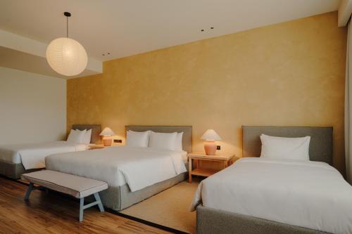 Una cama o camas en una habitación de Lopota Lake Resort & Spa