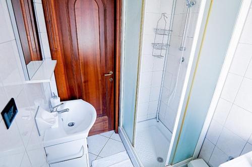 a bathroom with a sink and a toilet and a shower at Terrazza di Alfieri - Alloggio con terrazza privata nel centro di Asti in Asti