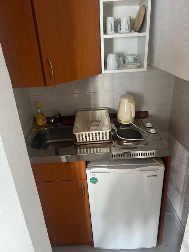 Kuchyň nebo kuchyňský kout v ubytování Apartmani Amira Sutomore