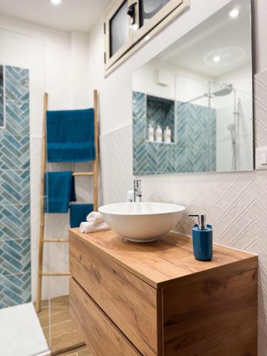 パレルモにあるCasa Nonna Pinaのバスルーム(白いボウルシンク付きの木製カウンター付)