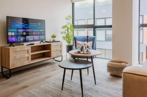 Μια τηλεόραση ή/και κέντρο ψυχαγωγίας στο Appealing 1BR Comfy apartment in Surco