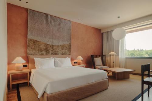 Una cama o camas en una habitación de Lopota Lake Resort & Spa