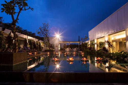 Der Swimmingpool an oder in der Nähe von Hotel Santika Bogor
