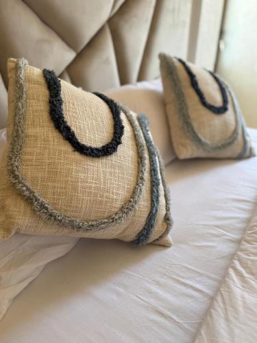 two pillows sitting on top of a bed at Ciel&Azur in Sidi Ifni