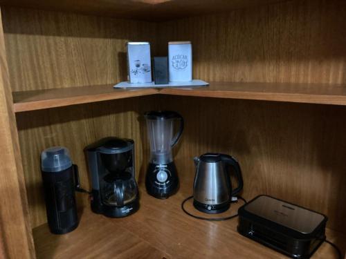 Un estante con cafeteras y una impresora encima. en Casa Planalto Gramado, en Gramado