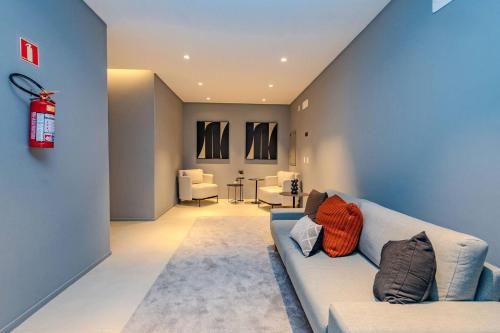 a living room with a couch and a table at Refúgio Moderno no Campo Belo NOVO in Sao Paulo