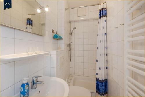 a bathroom with a sink and a toilet and a shower at Nur 100m zum Strand FeWo Ostseeflair by Pro Home Appartements in Zempin