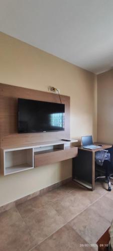 Télévision ou salle de divertissement dans l'établissement Villa acogedora en urb cerca del Malecon Salinas