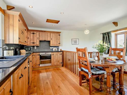 Kuchyň nebo kuchyňský kout v ubytování 1 Bed in Polperro HIVIE