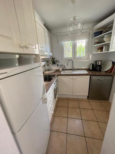 Cuisine ou kitchenette dans l'établissement Villa Carla