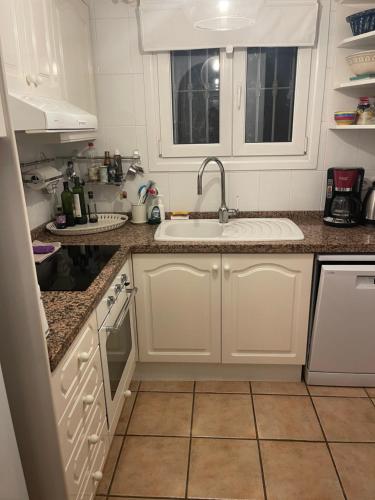 Cuisine ou kitchenette dans l'établissement Villa Carla