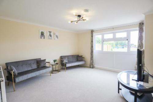 a living room with two couches and a television at 3 Bed House Sleeps 6 In Calne in Calne