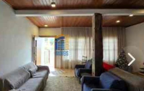 a living room with a couch and chairs in it at 4 qtos, pisc aquec, jacuzzi, centro bichinho in Bichinho