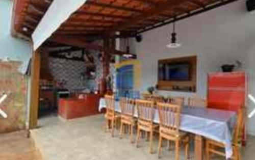 a dining room with a table and chairs at 4 qtos, pisc aquec, jacuzzi, centro bichinho in Bichinho