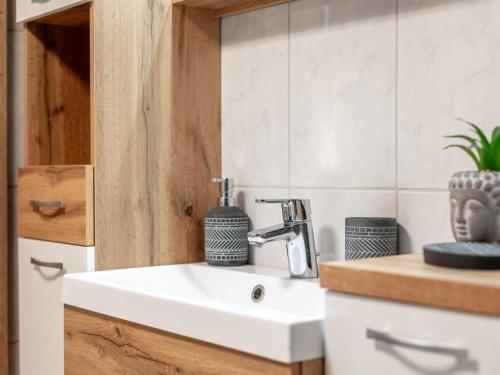 NiederbreitenbachにあるAm Inn Flussの白い洗面台と鏡のあるバスルーム