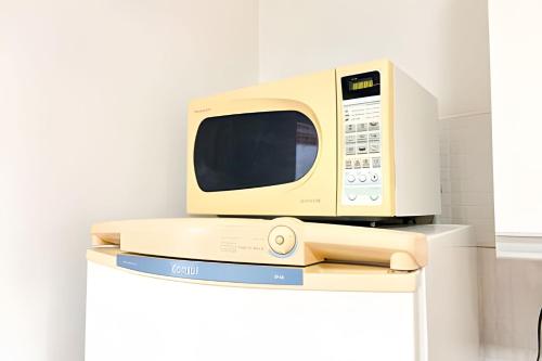 a microwave oven sitting on top of a table at ASA | Loft | Funcional e Charmoso | Centro Itajaí in Itajaí