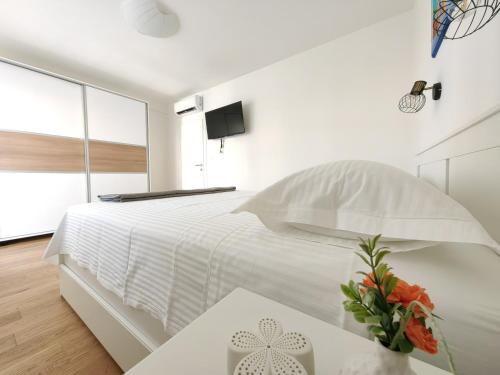 Nearby beach & palace apartment