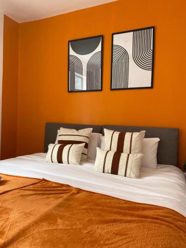 Ένα ή περισσότερα κρεβάτια σε δωμάτιο στο Stylish & Well Equipped Home, Fast Wi-FI, Pool Table, Contractors, Groups