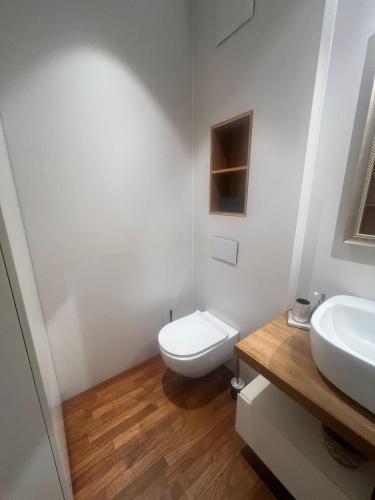Ένα μπάνιο στο Spacious Apartment