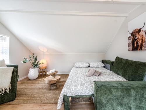 a living room with a bed and a couch at De Vale in Hattemerbroek