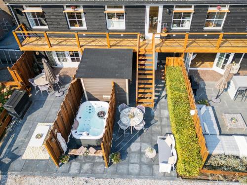 an overhead view of a house with a table and chairs at De Vale in Hattemerbroek