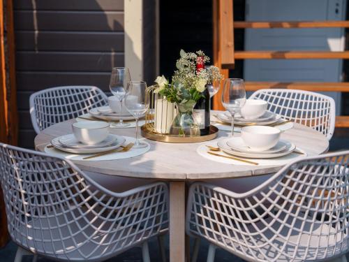 a table with chairs and a vase of flowers at De Vale in Hattemerbroek