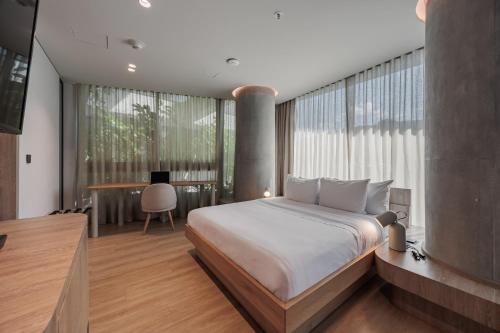 a bedroom with a bed and a table in a room at Seissta Medellín in Medellín