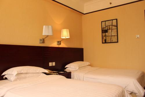 a hotel room with two beds and two lamps at Holiday Inn Express Xiamen Lushan -Shopping Center by IHG in Xiamen