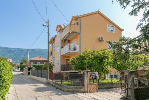 Apartments with parking spaces Kastel Kambelovac, Kastela - 21645
