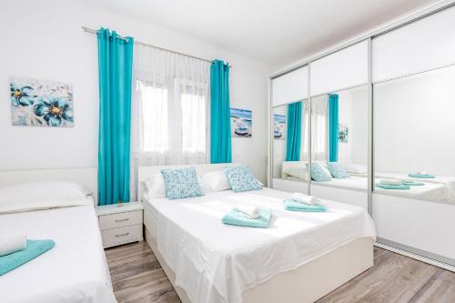 Apartments with parking space Kastel Kambelovac, Kastela - 21645