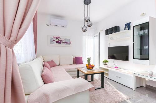 Apartments with parking space Kastel Kambelovac, Kastela - 21645