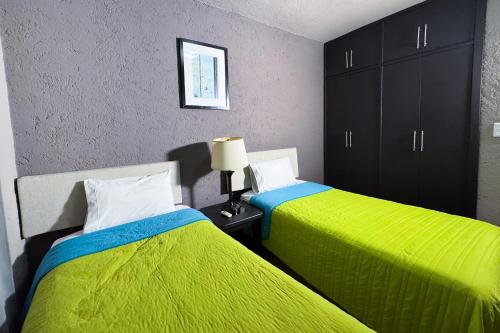 Postel nebo postele na pokoji v ubytování COLONIAL Suites