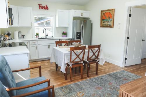 コー・ダレーンにあるModern, Quiet and Charming Downtown Apartmentのテーブルと椅子のあるキッチンとダイニングルーム