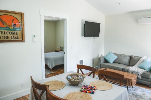 コー・ダレーンにあるModern, Quiet and Charming Downtown Apartmentのテーブルとソファのあるリビングルーム