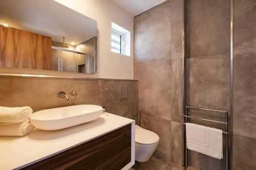 Ένα μπάνιο στο Suite 3 Mogador Residence, 1BR, brand-new, rare & luxury, beachfront