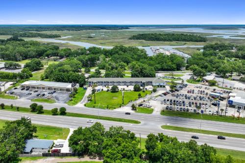 una vista aérea de un estacionamiento en un hospital en MAGNOLIA INN of BILOXI,OCEAN SPRINGS,PASCAGOULA & GAUTIER, en Gautier