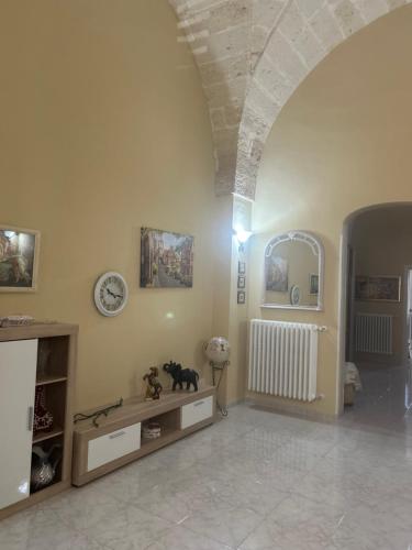 a living room with a large arched ceiling and a table at Casa di Ambra in Arnesano